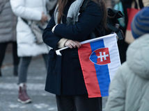 Protivládny protest, Trnava, Slovensko je Európa, transparent, slovenská vlajka, zlaté vane,