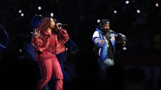 Kendrick Lamar v polčase počas Super Bowl.