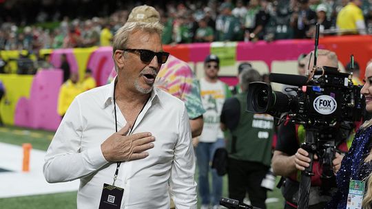 Kevin Costner  počas Super Bowlu.