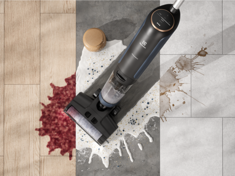 Tyčový vysávač môže slúžiť aj na mokré vysávanie.