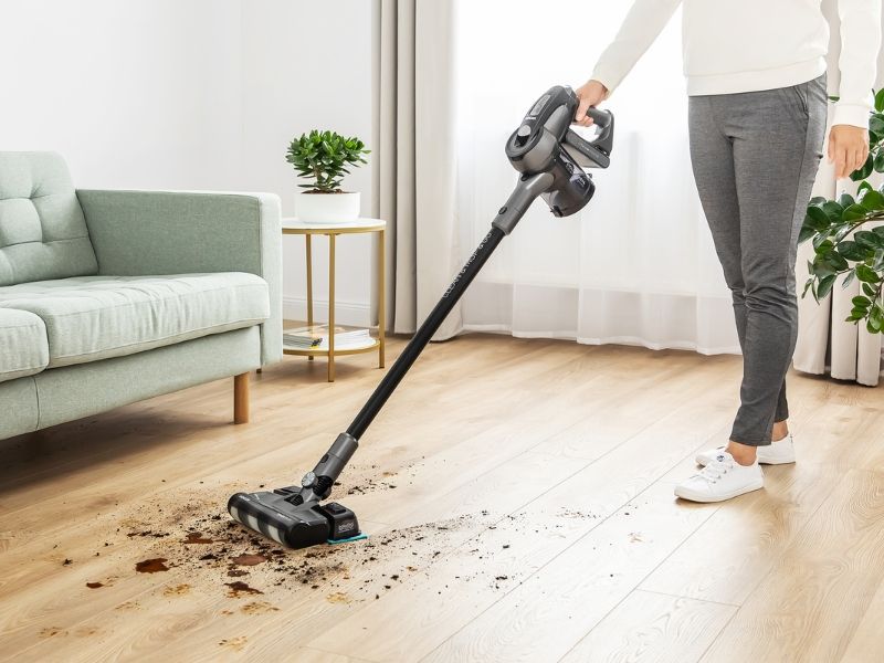 Tyčový vysávač Sencor.