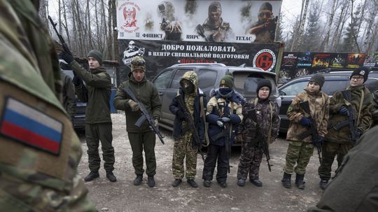 V Rusku by som sedel: učiteľ v exile odhaľuje propagandu Putinovho režimu. Jeho film dobýja svetové festivaly