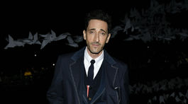Herec Adrien Brody na prehliadke Thom Browne Jeseň/Zima 2025.