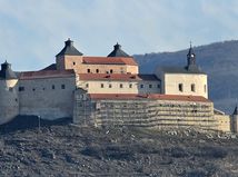 Hrad Krasna Horka pocas rekonstrukcie. Na muroch dolneho hradu vidiet lesenie