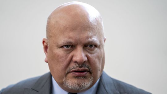 Hlavného prokurátora ICC Khana suspendovali pre vy