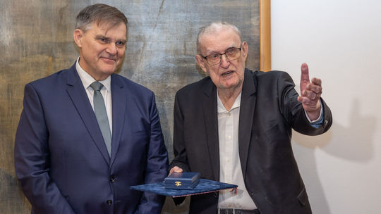 Český veľvyslanec v SR Rudolf Jindrák odovzdal...