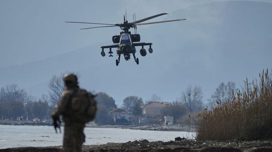 Vrtuľník Apache gréckych vzdušných síl počas...