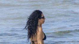Speváčka Charli XCX na pláži v austrálskom Byron Bay.