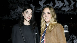 Speváčka St. Vincent (vľavo) a modelka a herečka Cara Delevingne.
