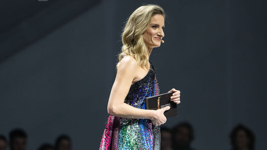 Moderátorka večera Adela Vinczeová v šatách od...