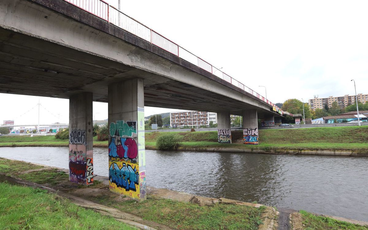 Po zbúraní mosta v časti Kremnička koncom...