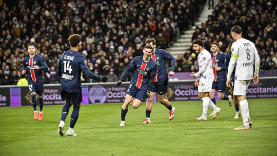 Marseille zničilo St. Etienne, no líder z Paríža si náskok udržal vďaka Ruizovi. V Monacu videli osem gólov