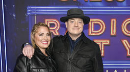 Herec Brendan Fraser a jeho partnerka Afton Smith.