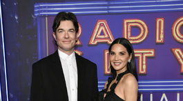 Herec John Mulaney a jeho partnerka Olivia Munn.