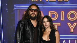 Jason Momoa a jeho partnerka Adria Arjona 