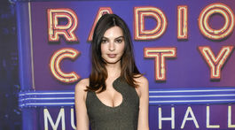 Modelka a moderátorka Emily Ratajkowski v kreácii Ferragamo. 