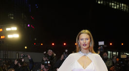 Modelka Toni Garrn na slávnostnom otvorení festivalu Berlinale v Berlíne. 