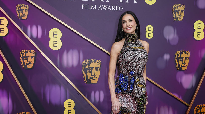 Herečka Demi Moore v kreácii Alexander McQueen...