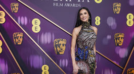 Demi Moore v kreácii Alexander McQueen