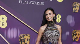 Demi Moore v kreácii Alexander McQueen