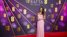 Hannah John-Kamen pózuje na cenách BAFTA v Londýne. 