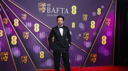 Herec Sebastian Stan na vyhlásení cien BAFTA.