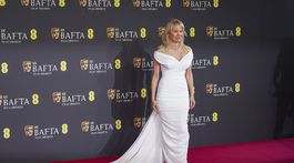 Herečka Pamela Anderson prišla v kreácii Jacquemus. 