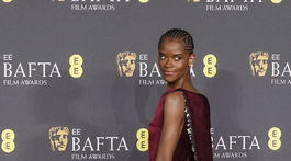 Herečka Letitia Wright prišla v kreácii Prada. 