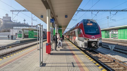 Obsadenosť vlakov pred Dušičkami je 83 %, niektoré spoje do Košíc sú už vypredané