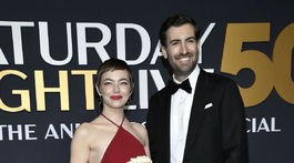 Emma Stone v kreácii Louis Vuitton a jej manžel Dave McCary