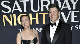 Herečka Scarlett Johansson v kreácii Prada a jej manžel Colin Jost.