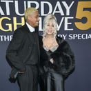 Ikona Cher prekonáva čas a predsudky: So svojím o 40 rokov mladším partnerom žiari šťastím. Pre neprajníkov má jasný odkaz