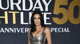 Televízna a internetová celebrita Kim Kardashian v kreácii Balenciaga. 