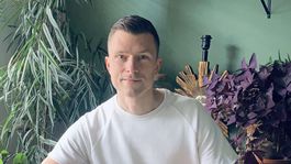 Textilný dizajnér Juraj Straka vo svojom...