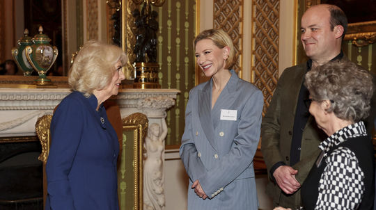 Britská kráľovná Camilla (vľavo) na stretnutí s...