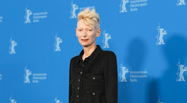 Herečka Tilda Swinton v kreácii Chanel Haute Couture. 