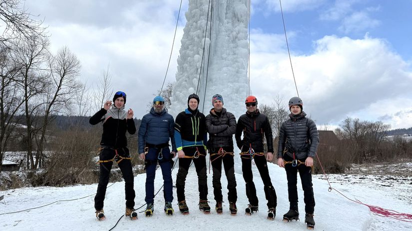 Lezci a dobrovoľníci (tretí sprava Ján Herud)...
