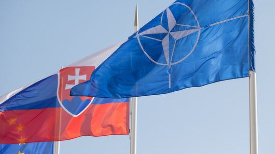 Šéf NATO Rutte pricestuje do Bratislavy. Stretne sa s premiérom Ficom