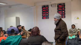 Mnohodinové čakanie v radoch, a to v noci a v...