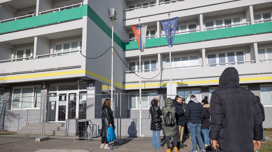 Mnohodinové čakanie v radoch, a to v noci a v...