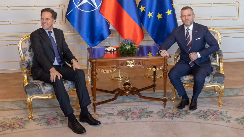 Prezident Peter Pellegrini (vpravo) a generálny...