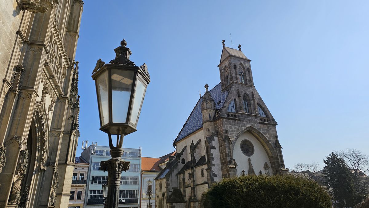 Lucerna s novým LED svetlom pri kostole sv....