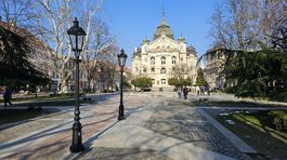 Stlpy verejneho osvetlenia pred divadlom v Kosiciach