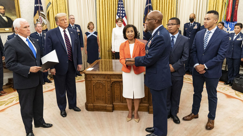 Americký prezident Donald Trump a generál...