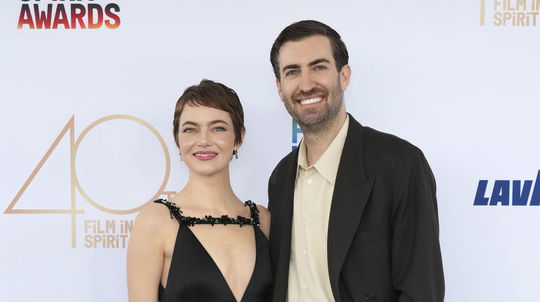 Herečka Emma Stone v šatách Emilia Wickstead a...