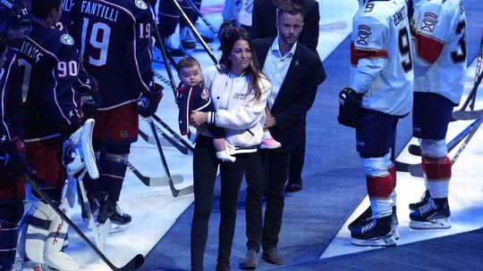 Emotívny moment na štadióne v NHL. Fanúšikovia spievali malému synovi zosnulého Gaudreaua