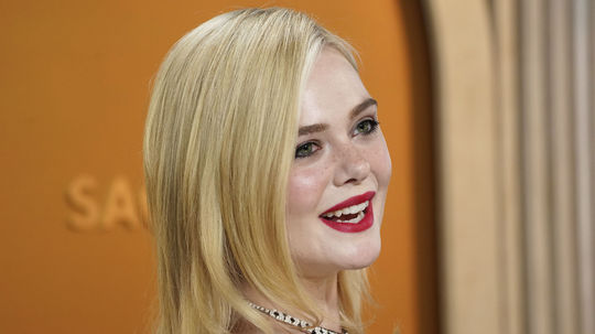 Herečka Elle Fanning a jej výrazný červený rúž...