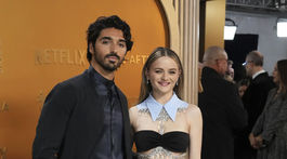 Herec Taylor Zakhar Perez a herečka Joey King v kreácii Miu Miu. 