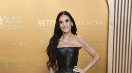 Herečka Demi Moore prišla na vyhlásenie v kreácii Bottega Veneta. 