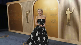 Herečka Gillian Anderson v kreácii Carolina Herrera. 